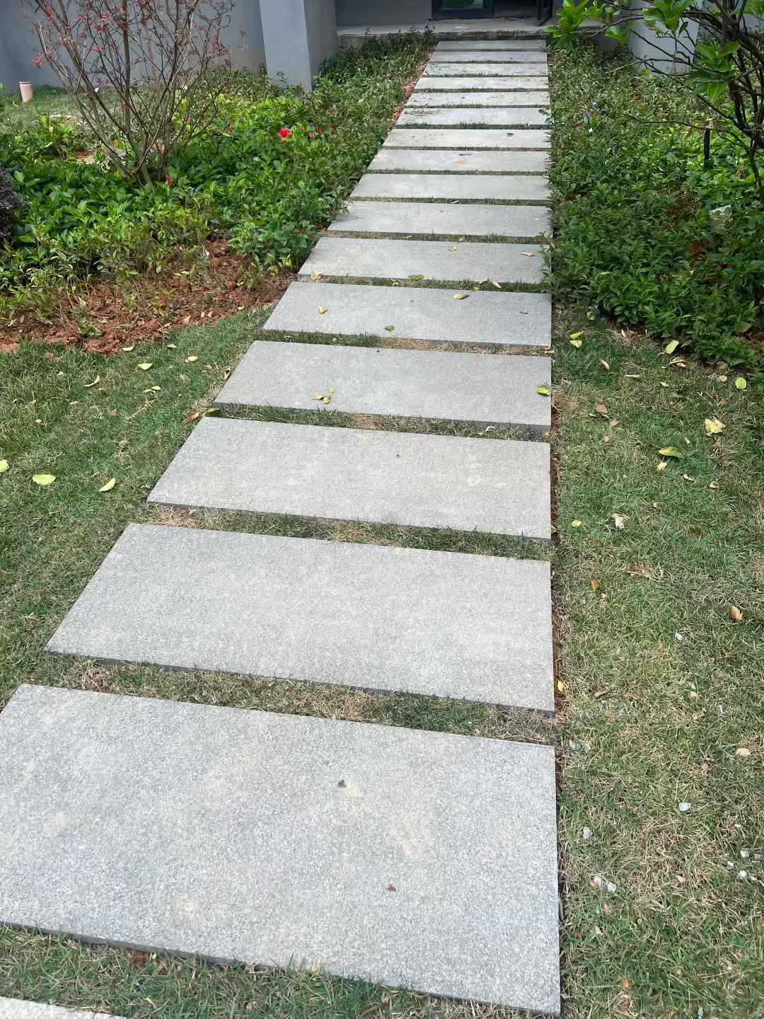 北海 芝麻黑小区踏步、汀步石铺装效果