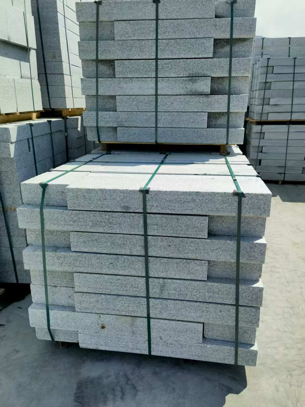 北海 芙蓉白花岗岩路沿石、平石尺寸标准，色泽均匀