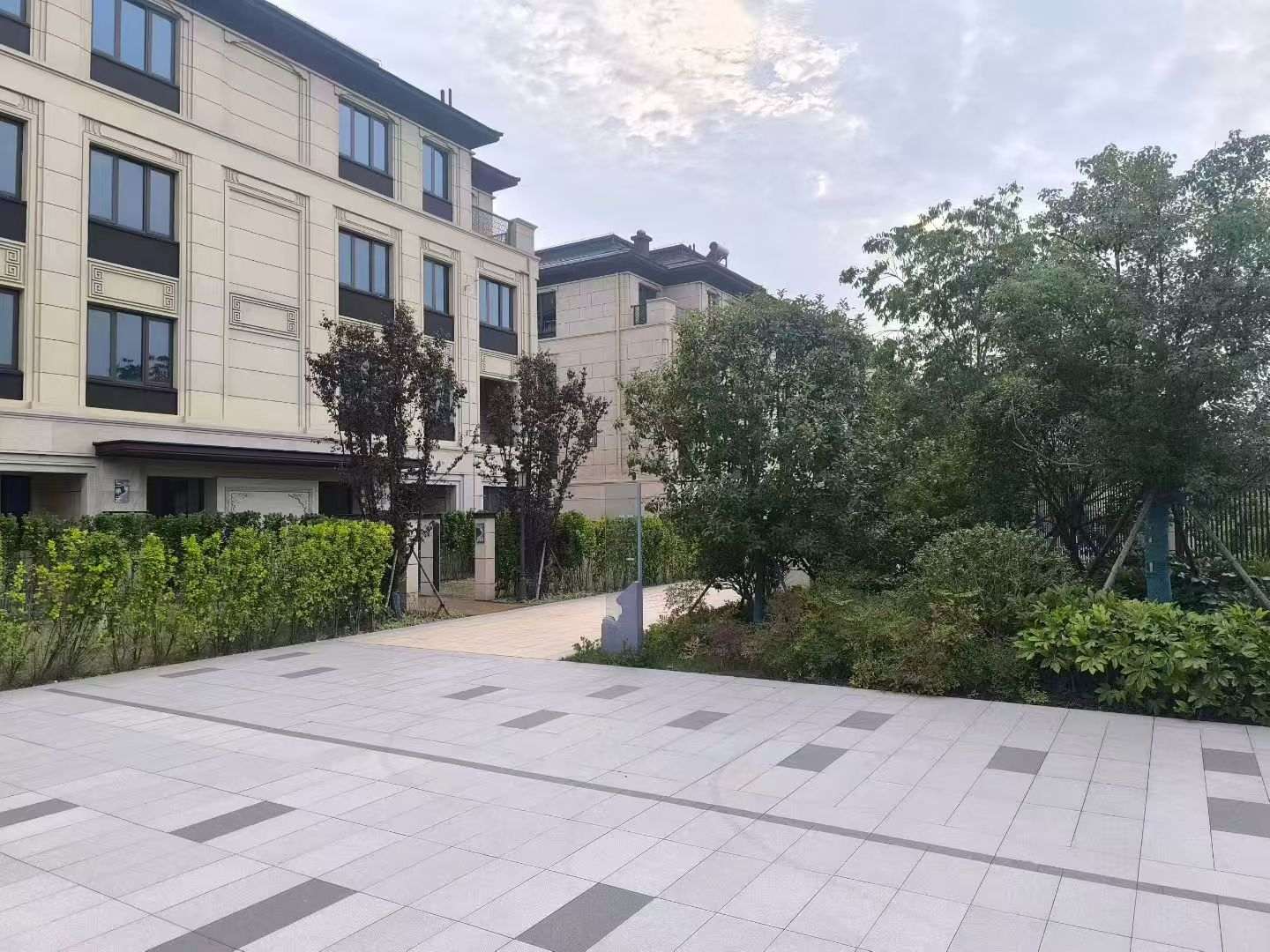 北海 芝麻白与芝麻白搭配铺装，尺寸1200*600